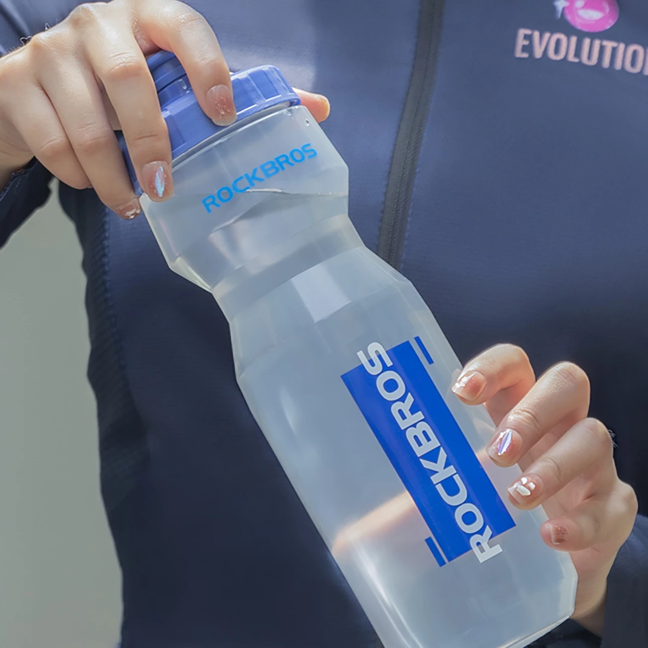 Shishe uji për biçikletë Rockbros Sports Bottle 750 ml, transparente me grykë blu