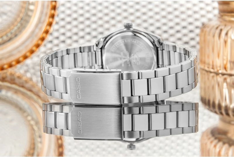 Orë dore për femra Casio, argjendtë