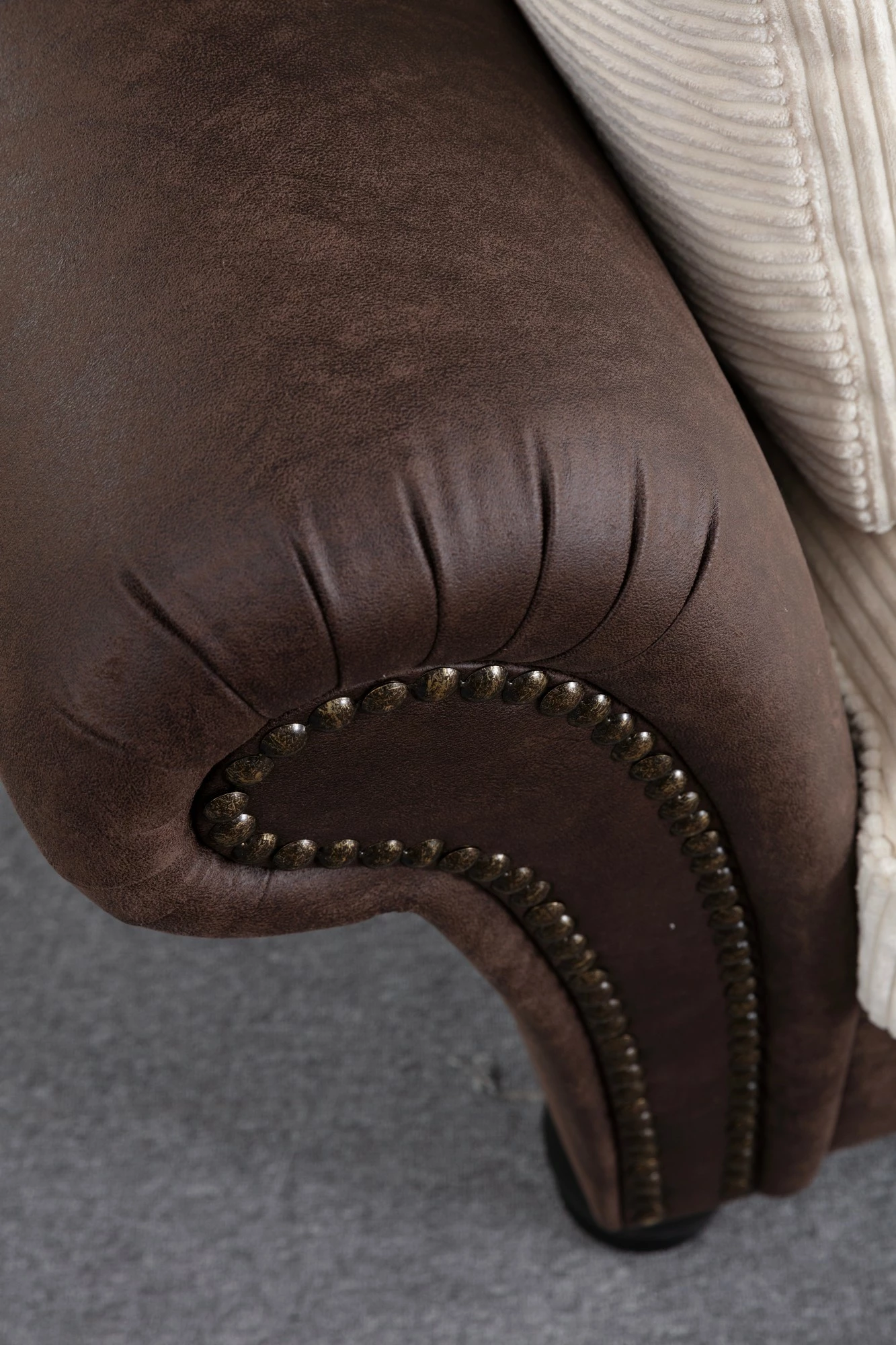 Divan treshe Atelier del Sofa, Lawrence Lounge, kafe dhe bardhë