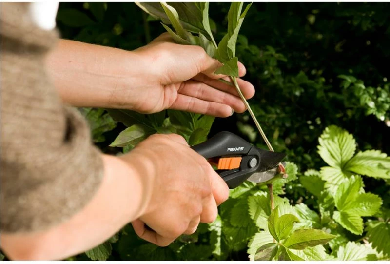 Gërshërë krasitjeje Fiskars SingleStep Bypass P26, 210 mm, e zezë/portokalli