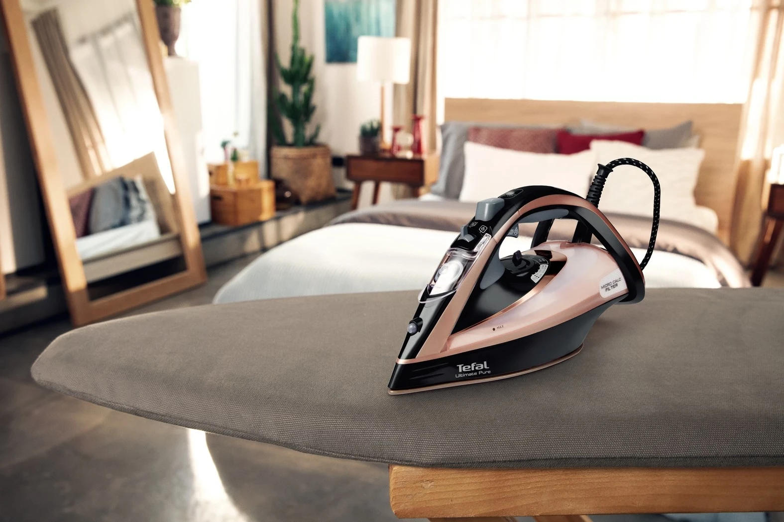 Hekur për hekurosje Tefal Ultimate Pure FV9845, 3200W, i zi/bakër