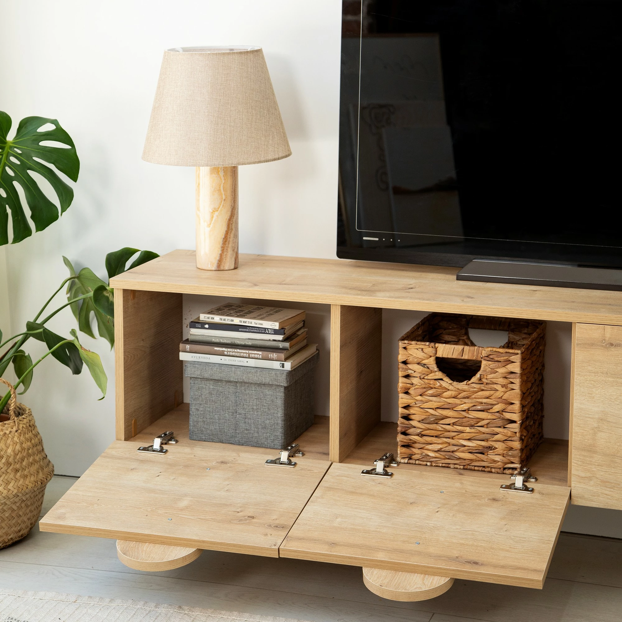 Komodë TV Hanah Home, New Line, ngjyrë lisi, 180x45x35cm