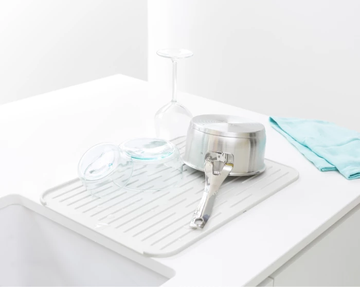 Mat silikon për tharje enësh Brabantia 117466, kundër-rrëshqitës, e sigurt për enëlarëse, e bardhë