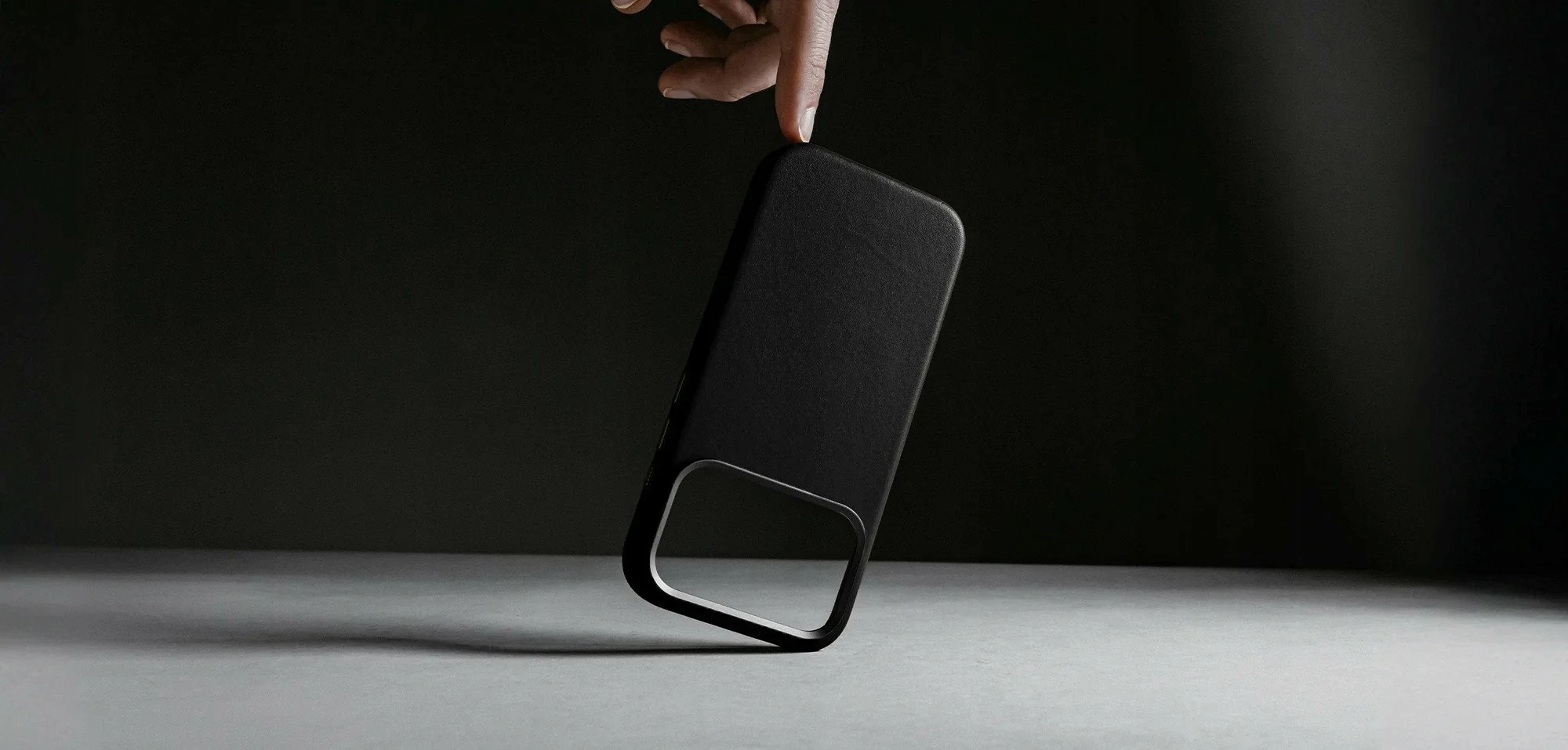 Mbështjellës Nomad Traditional Leather Case për iPhone 17 Pro, MagSafe, lëkurë natyrale, i zi
