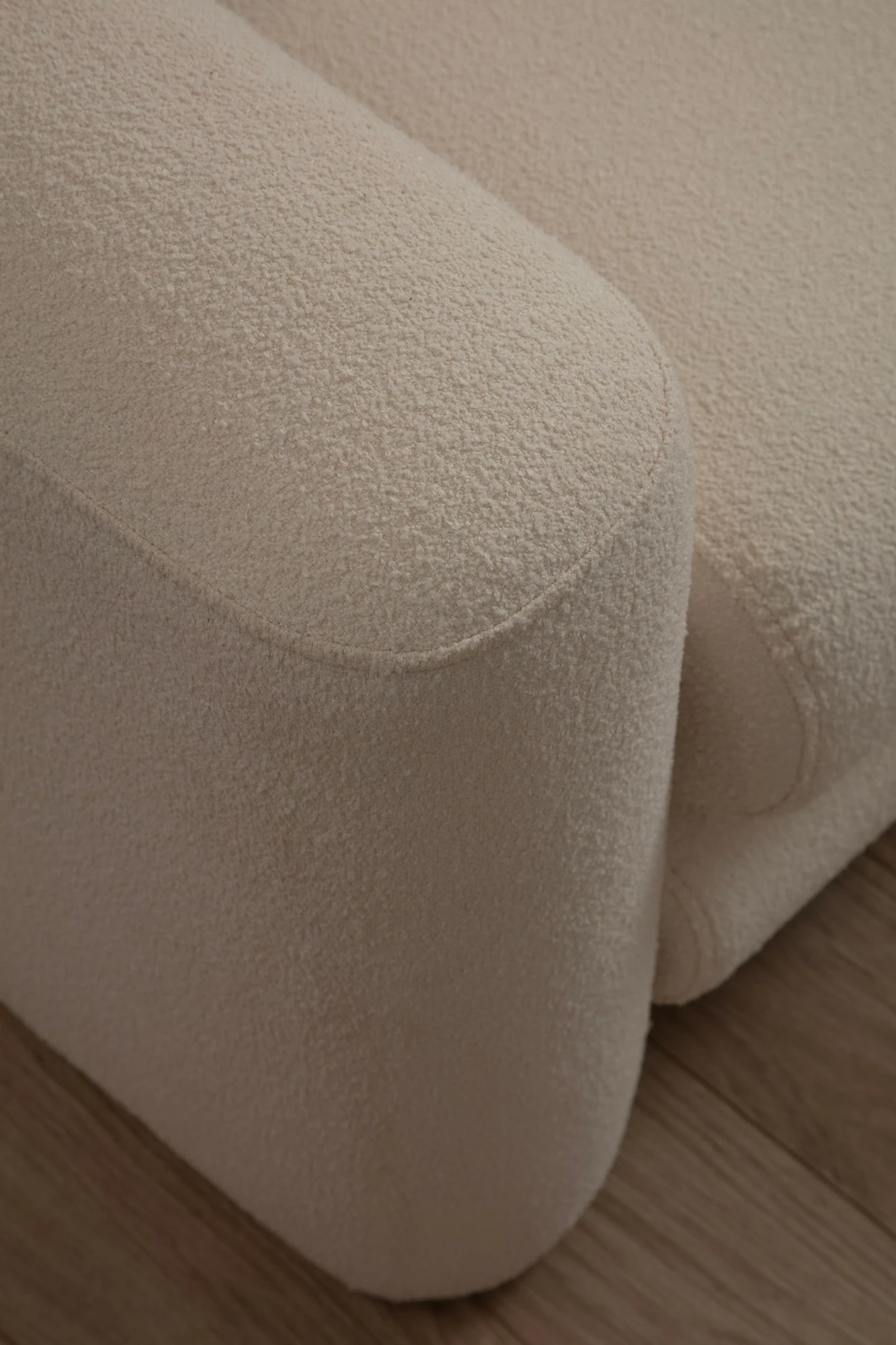 Karrige Wing Atelier del Sofa, ngjyrë krem, Lily