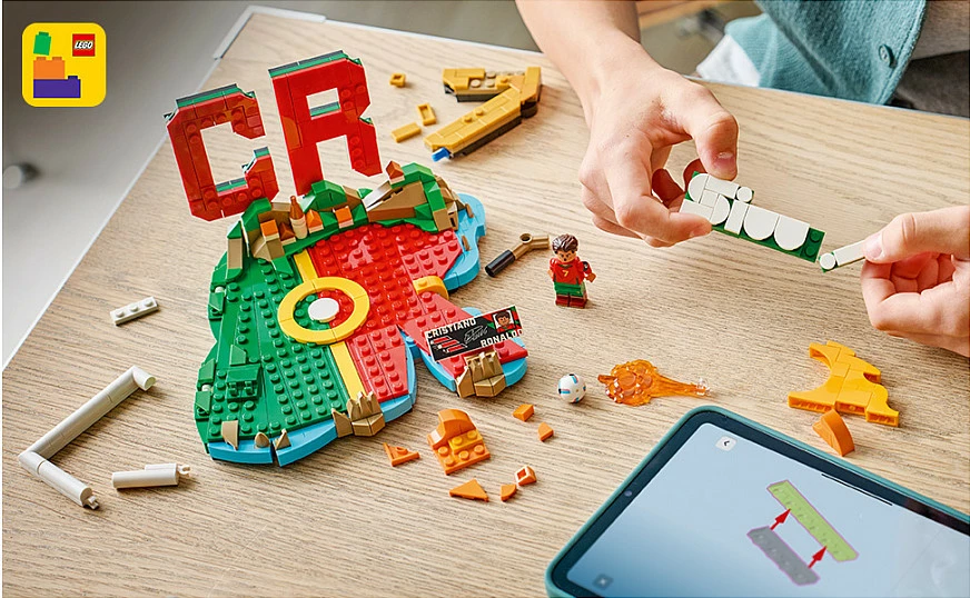 Set ndërtimi LEGO 43012 Cristiano Ronaldo (CR7) Football Highlights, 490 pjesë, shumëngjyrësh