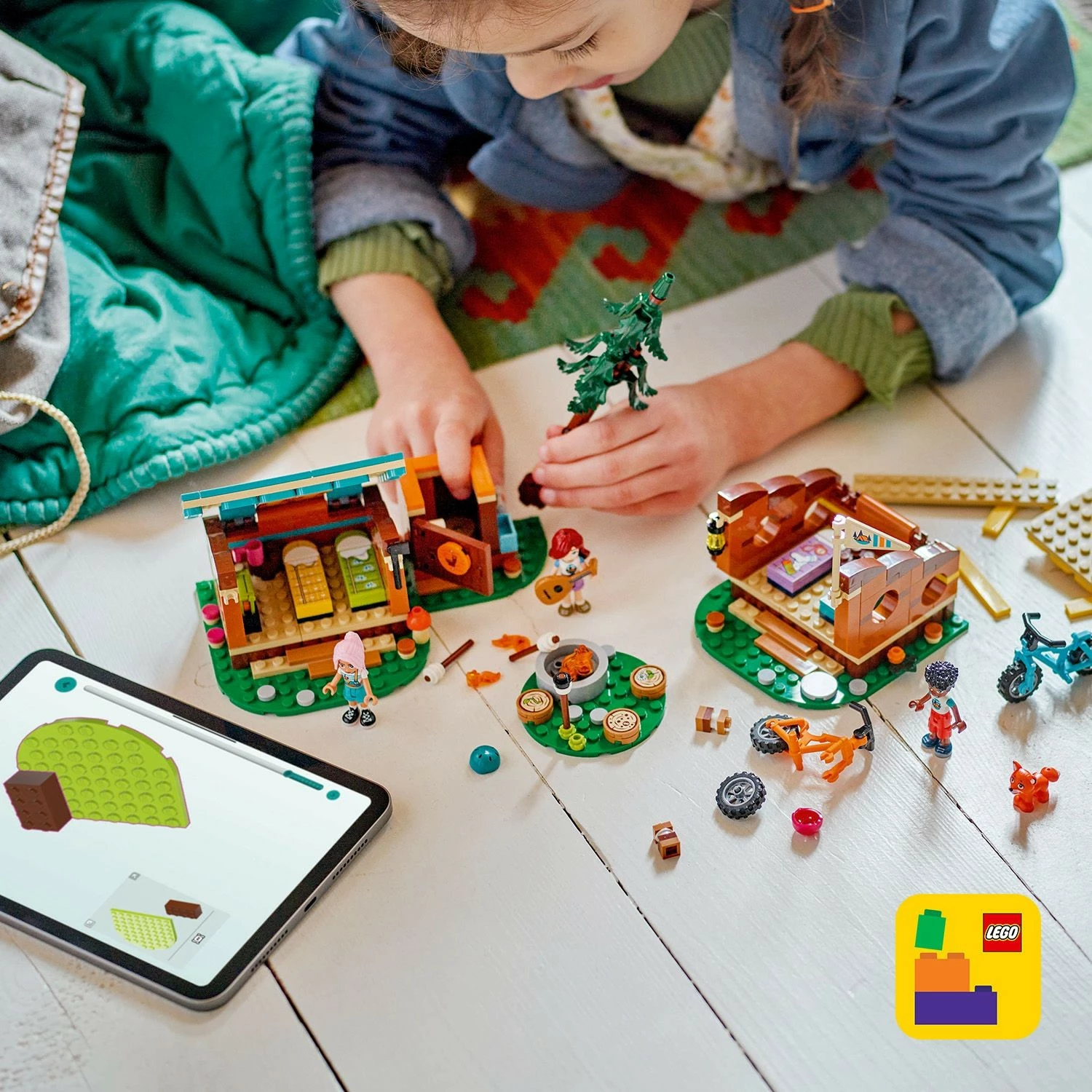 Set LEGO Friends 42624, kamp aventure, kabina të vogla, me figurina dhe biçikleta