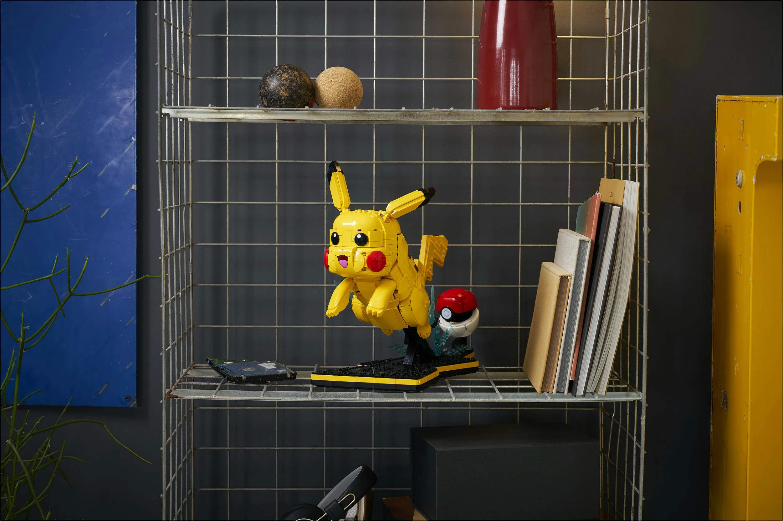 Set ndërtimi LEGO Pokémon Pikachu dhe Poké Ball 72152, 2050 copë, multikolor