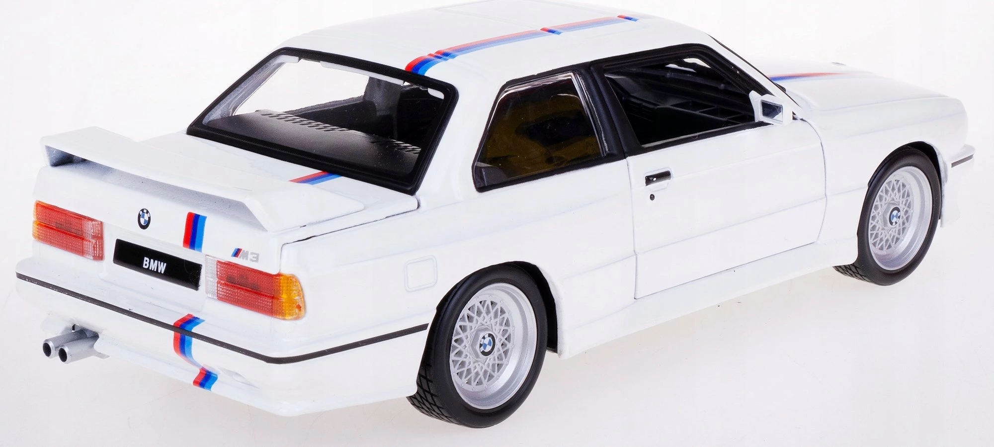 Model makine Bburago BMW 3 Series M3 1988 (E30) 1:24, metal, dyer të lëvizshme, 18.5 cm, e bardhë
