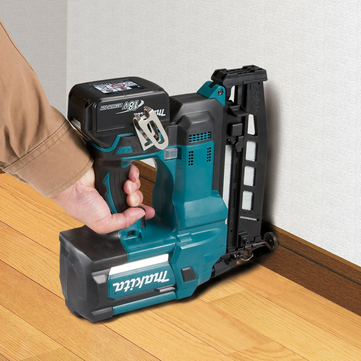 Makineri gozhduese Makita DBN600ZJ, 18V, 6Ah, 16 gauge, 110 gozhda, zi/kaltër