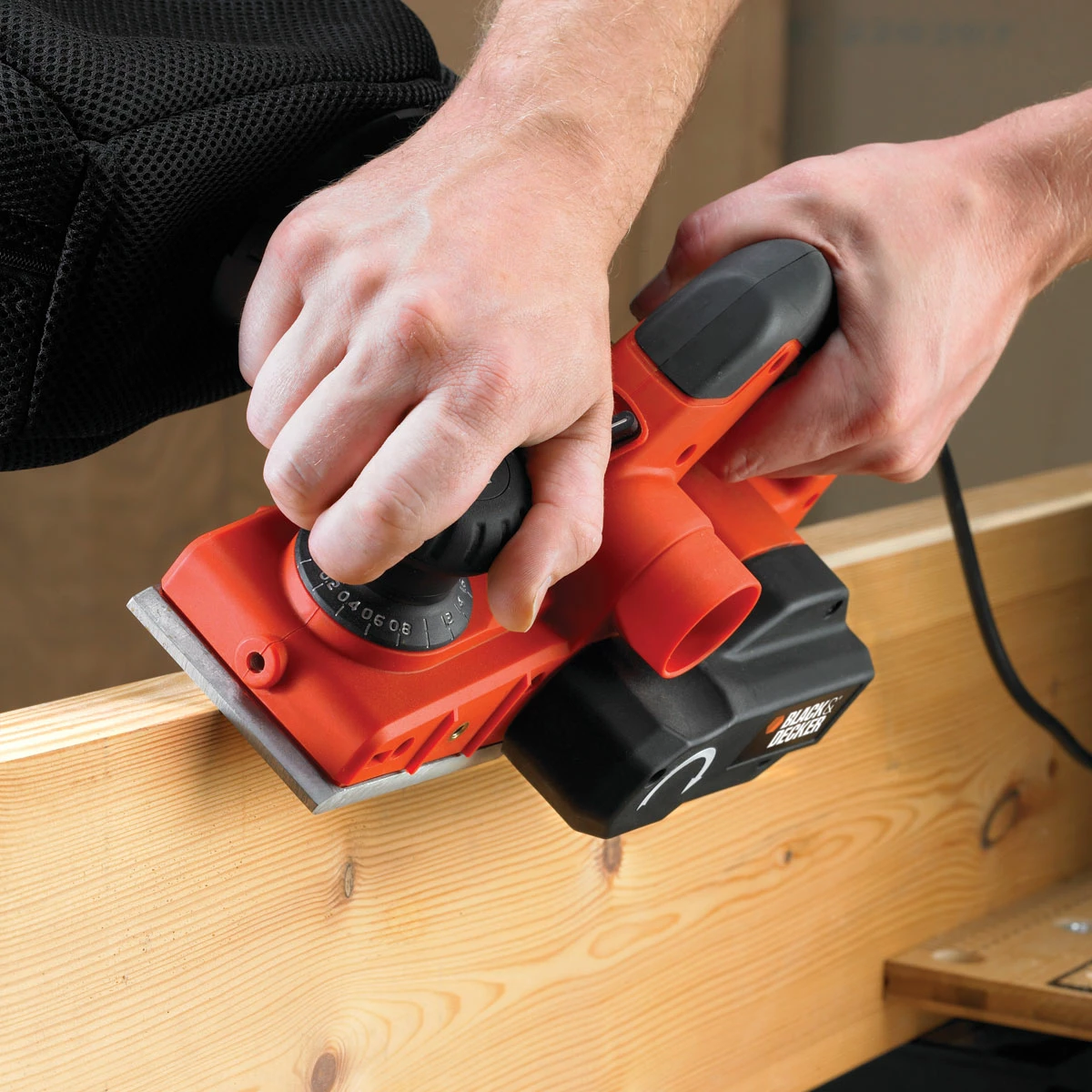 Rrafshues elektrik Black&Decker KW750K 750 W, 82 mm, thellësi 0-2 mm, brazdë 12 mm, set me valixhe & aksesorë, portokalli/zi