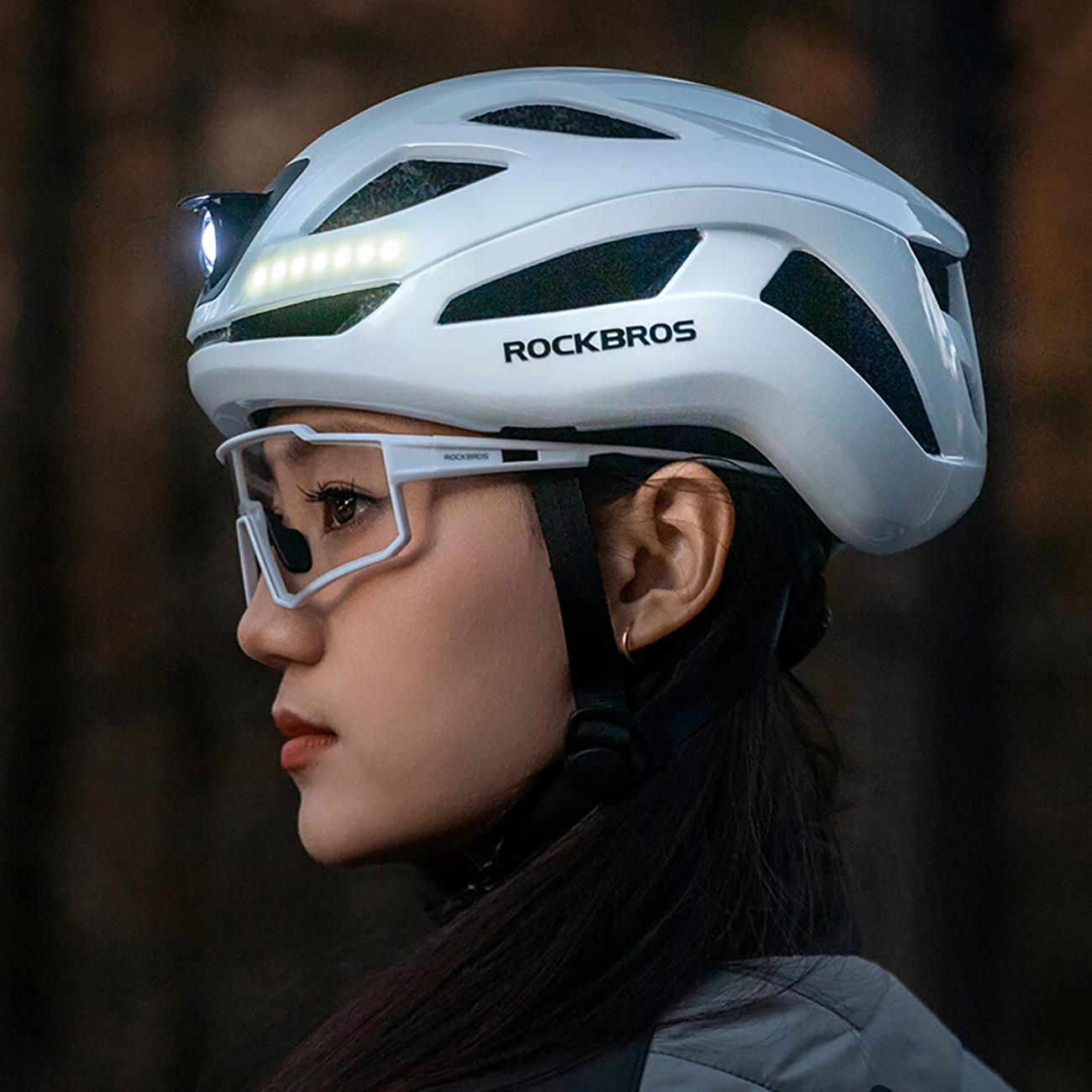 Helmetë biçiklete Rockbros ZK-077, 57-61 cm, me ndriçim të integruar USB-C, e bardhë
