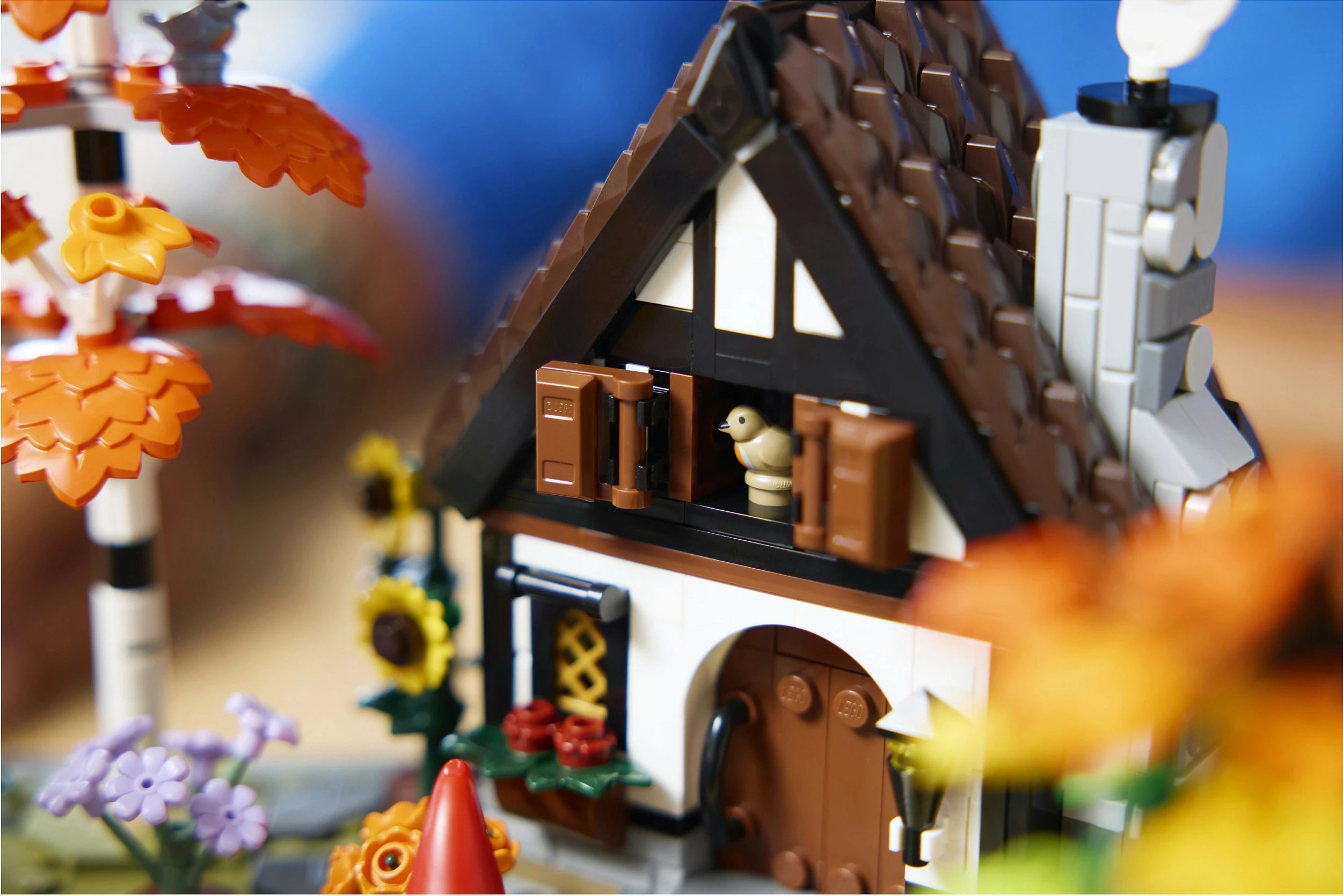 Set ndërtimi LEGO Icons Autumn Cottage Garden 11372, 1102 copë, 18+, multikolor