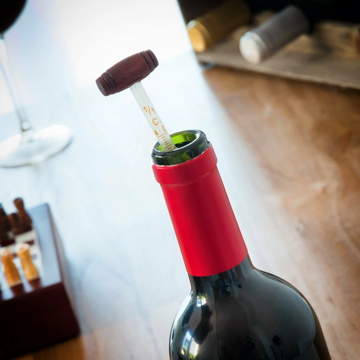 Set aksesorësh për verë dhe shah InnovaGoods Wine & Chess, 37 copë, shumëngjyrëshe