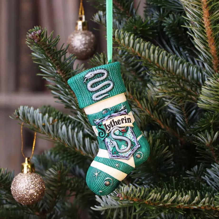 Ornament varës çorape Krishtlindjeje NEMESIS NOW Harry Potter Slytherin, rezinë e pikturuar me dorë, jeshile/argjendtë