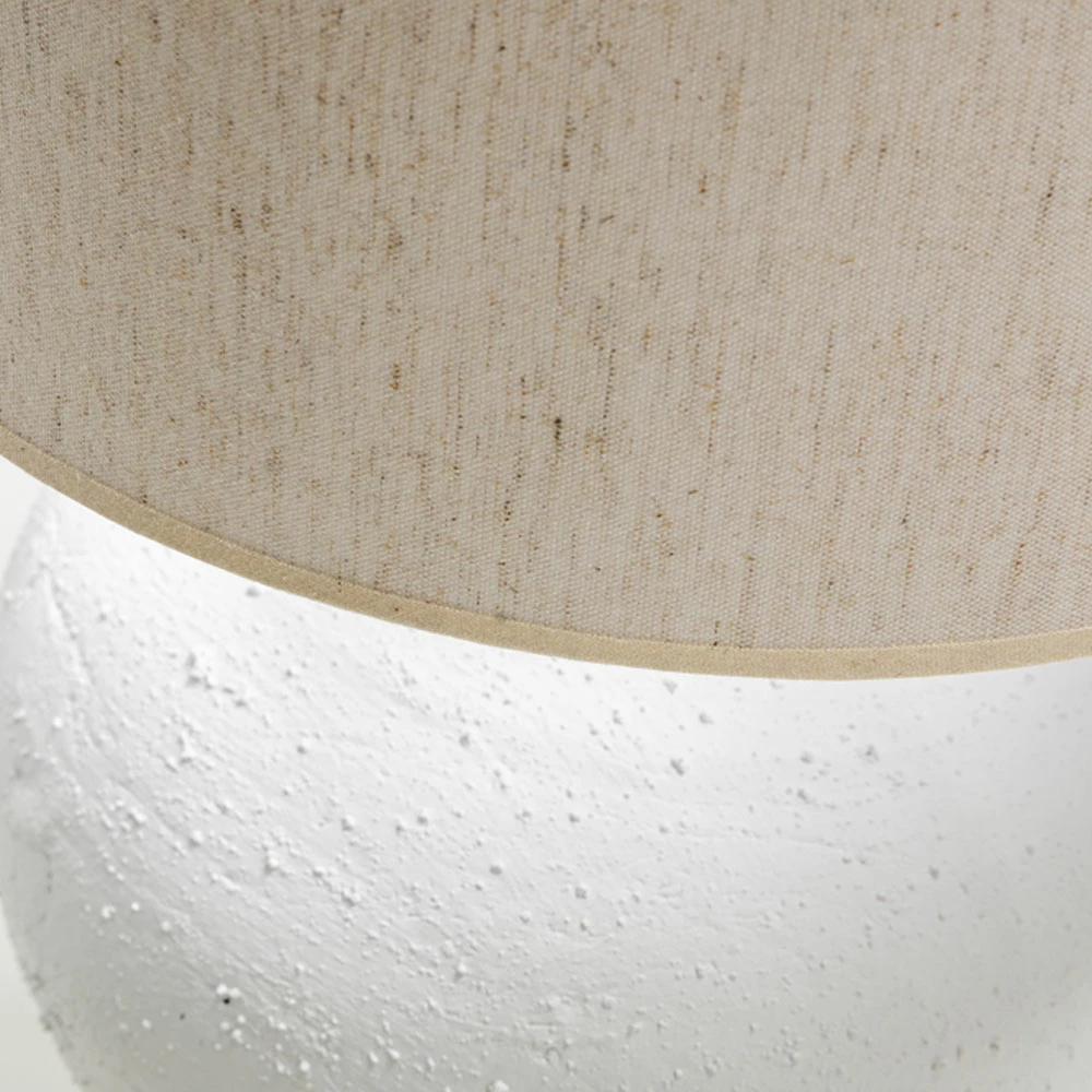 Lampë tavoline Santorini, qeramike e bardhë, abazhur liri bezhë, 30x30x60cm