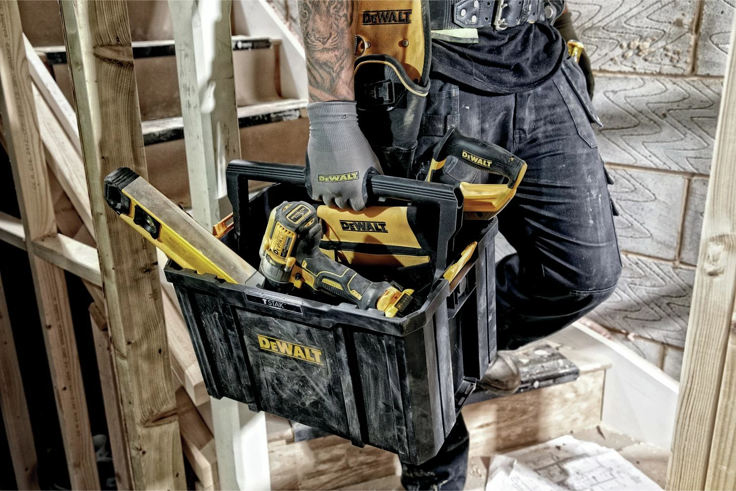 Kuti veglash Dewalt TSTAK DWST1-71228 44x32x27.5 cm waterproof, e zezë