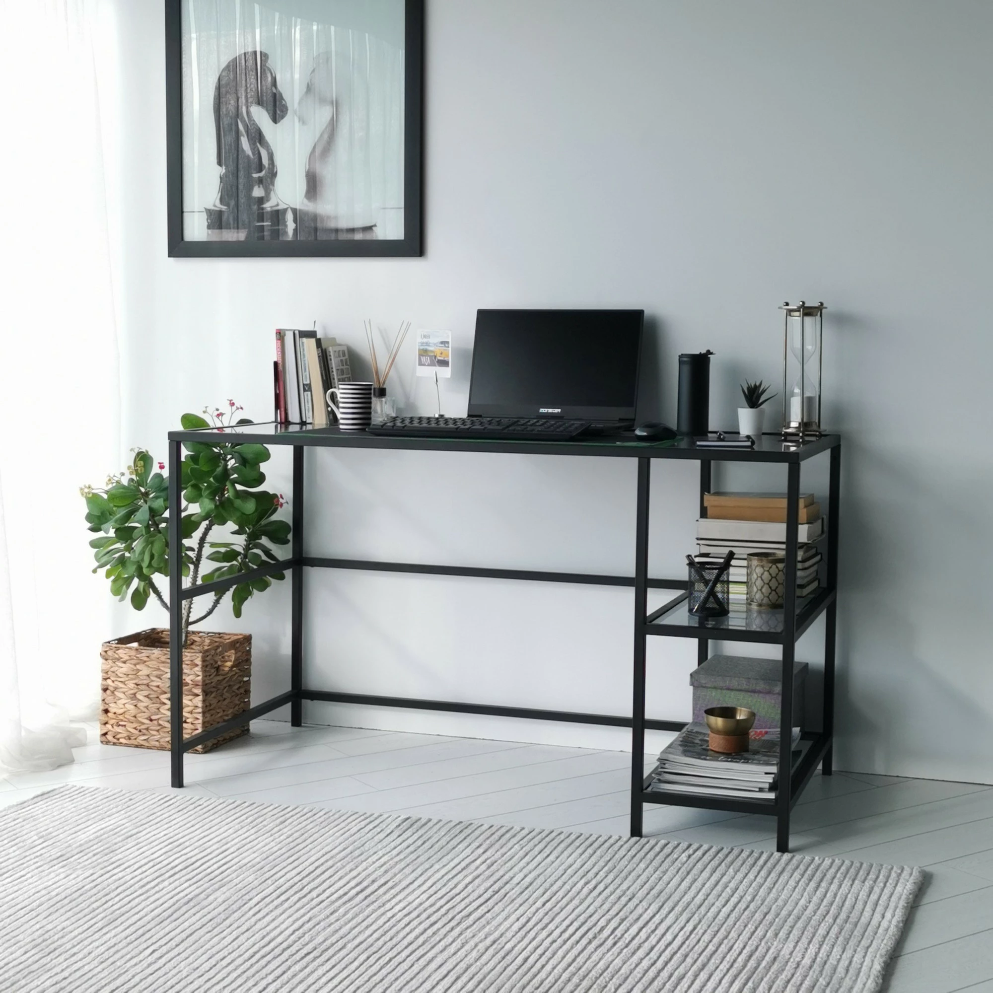 Tavolinë pune moderne Hanah Home, Master Çalışma Masası, 130x60cm, xham i temperuar, kornizë metalike, ngjyrë e zezë dhe fume