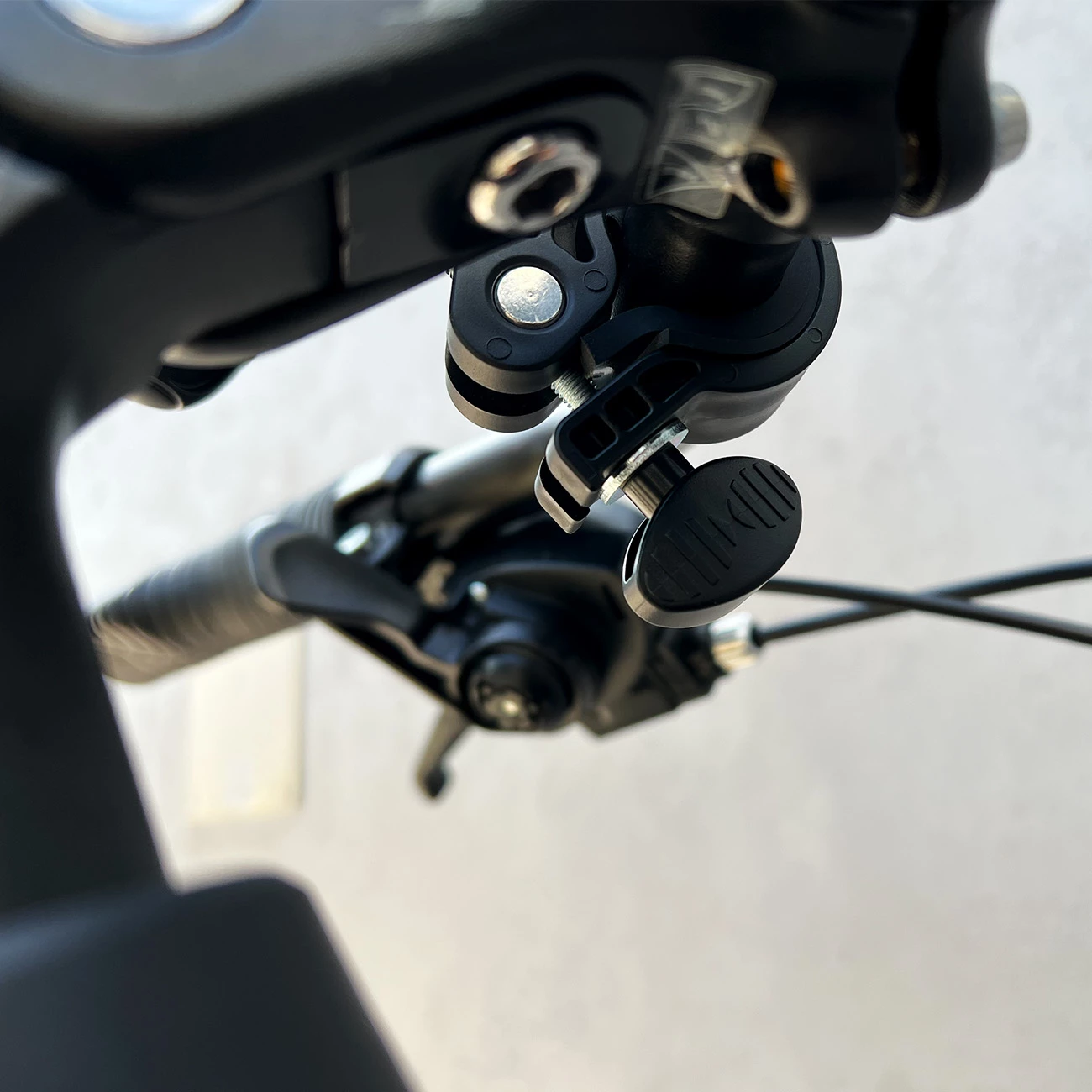 Mbajtës telefoni Wozinsky WBHBK6 për timon biçiklete, motoçiklete apo trotinete, i zi