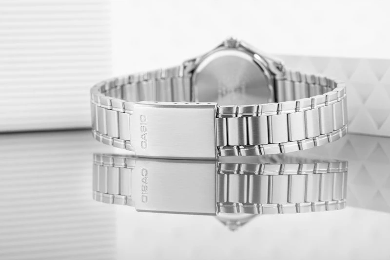 Orë dore për femra Casio, argjendtë me të kaltër