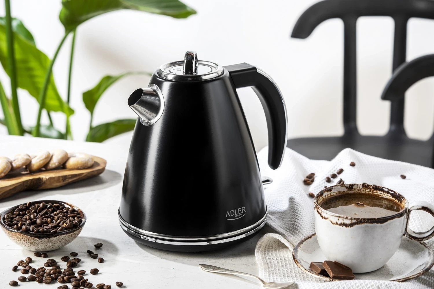 Vluese uji Adler AD 1343, e zezë