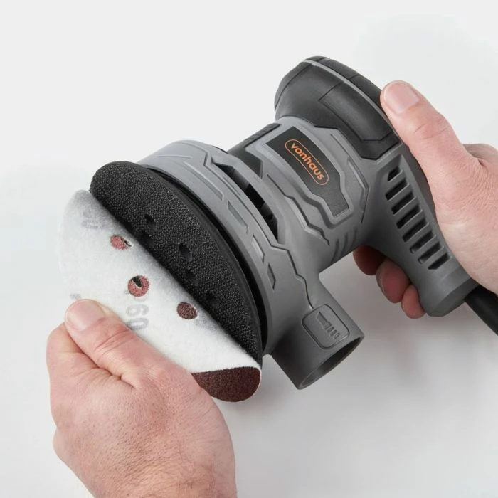 Lëmues ekscentrik VonHaus 3500323, 300 W, disk 125 mm, 6 shpejtësi 7,000–14,000 rpm, kabllo 3 m, me 12 letra zmerile + 2 thasë pluhuri, zi/portokalli/gri