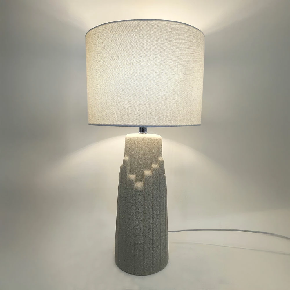 Llambë tavoline TEKTON, bazë qeramike gri, abazhur lino i bardhë, 25x25x50cm