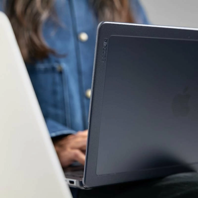 Etui i fortë për laptop Incase Edge Hardshell për MacBook Air 15" (M3 2024/M2 2023), polikarbonat, mat, i zi