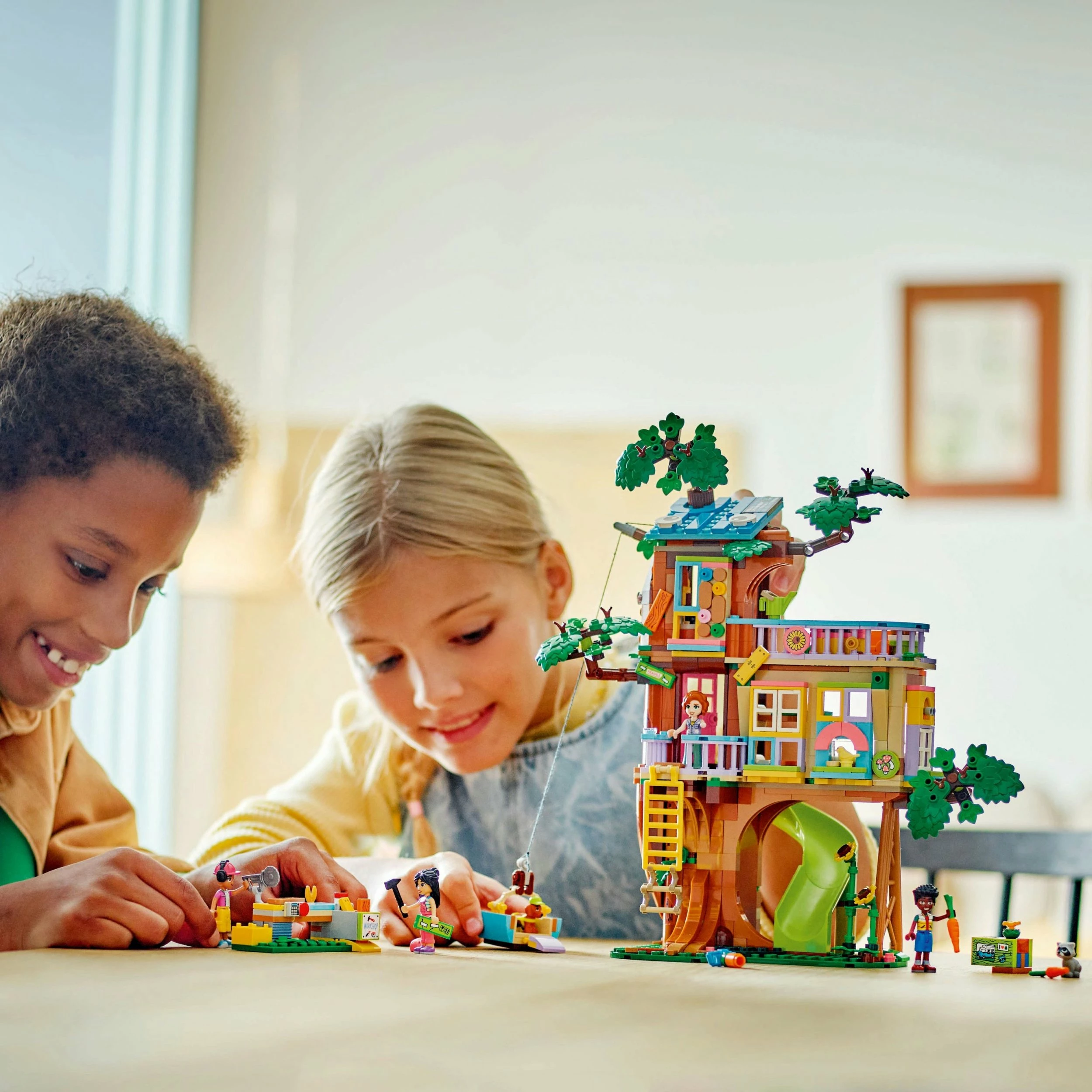 Set LEGO Friends 42652 Shtëpia në pemë e miqësisë, 701 pjesë