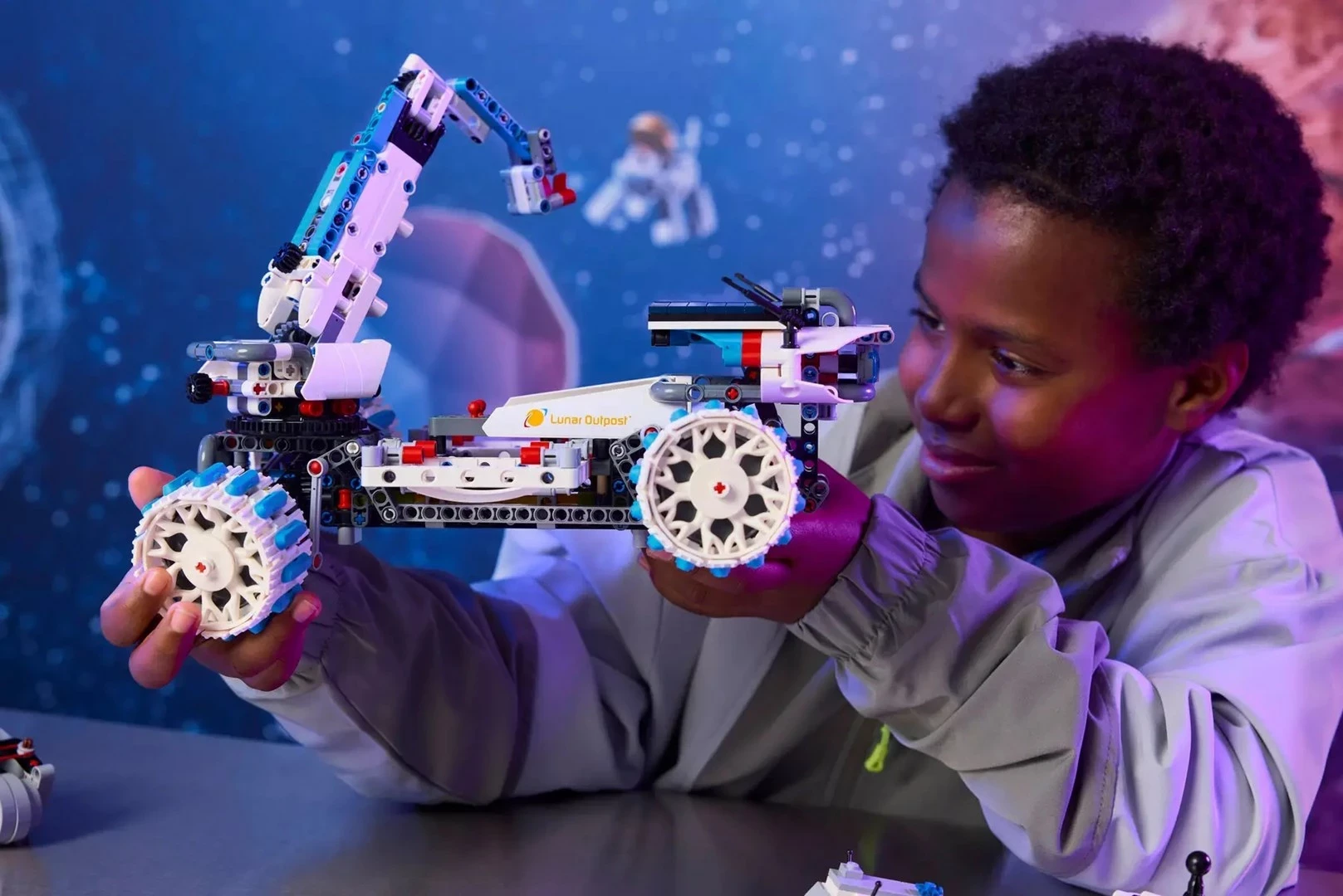 Set LEGO Technic Lunar Outpost Moon Rover 42211, 1082 pjesë, për fëmijë 10+