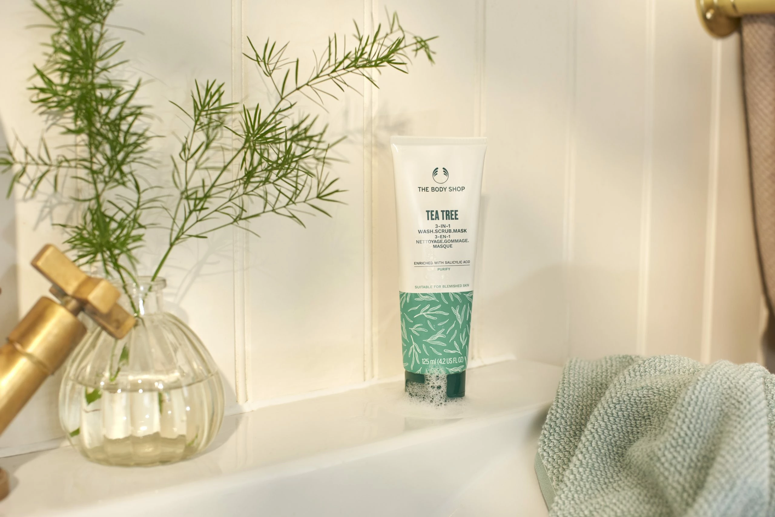 Tea Tree 3-in-1 Pastrues, Scrab & Maskë 125 ML