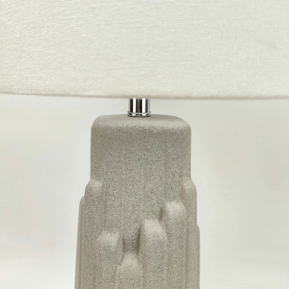 Llambë tavoline TEKTON, bazë qeramike gri, abazhur lino i bardhë, 25x25x50cm