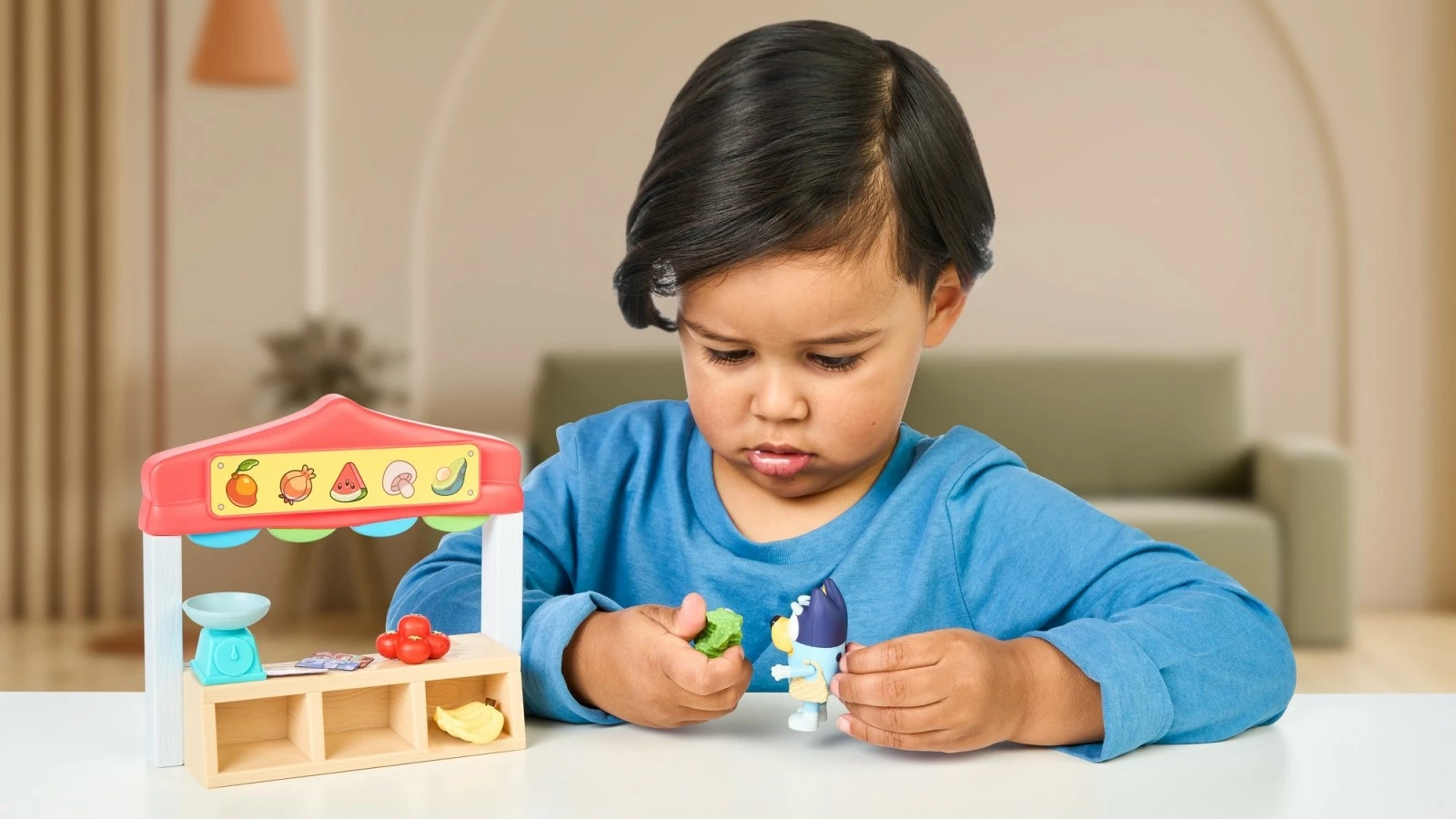 Set figurina Bluey Mini, Tm Toys BLU17555, me stendë tregu dhe aksesorë, shumëngjyrësh