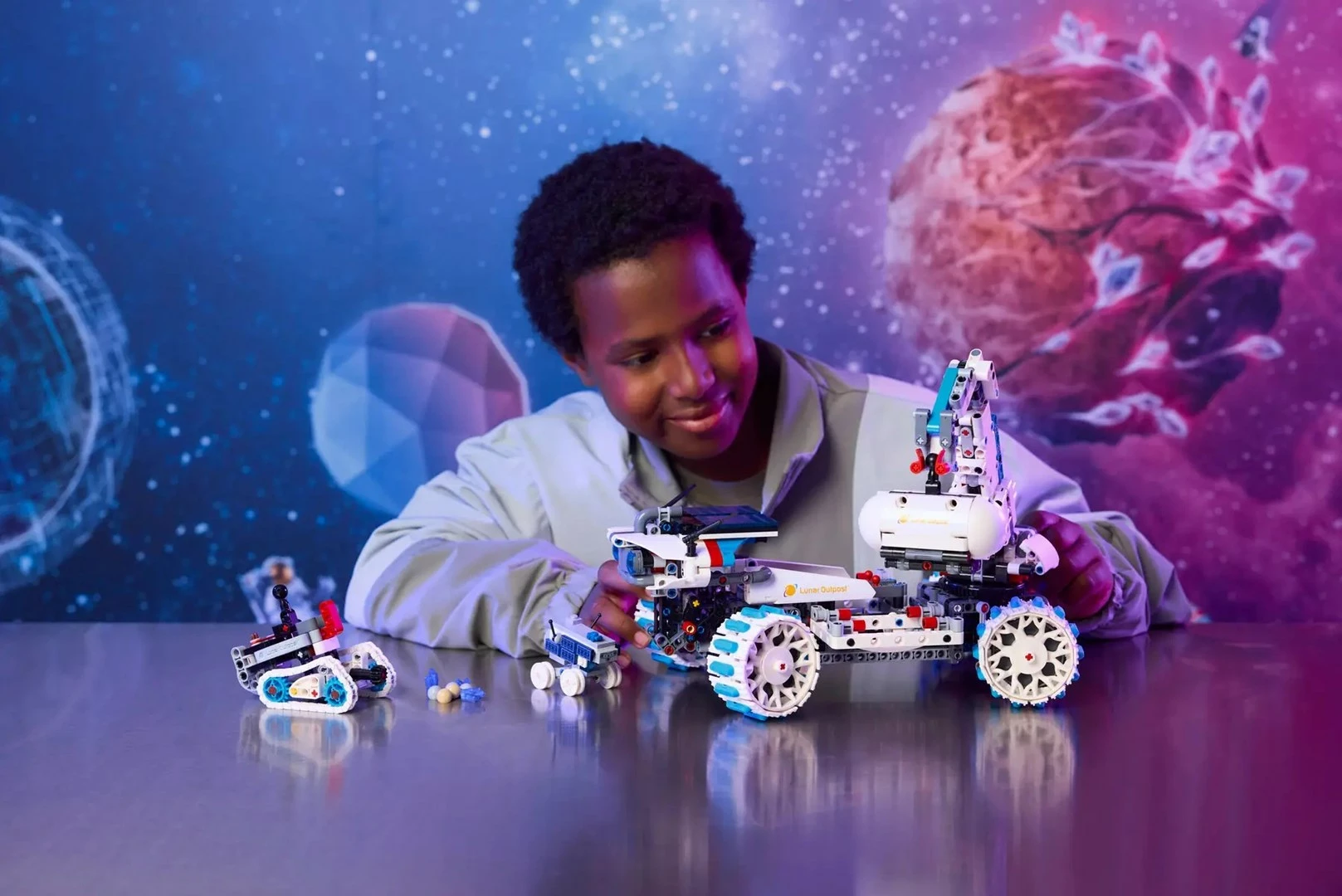 Set LEGO Technic Lunar Outpost Moon Rover 42211, 1082 pjesë, për fëmijë 10+