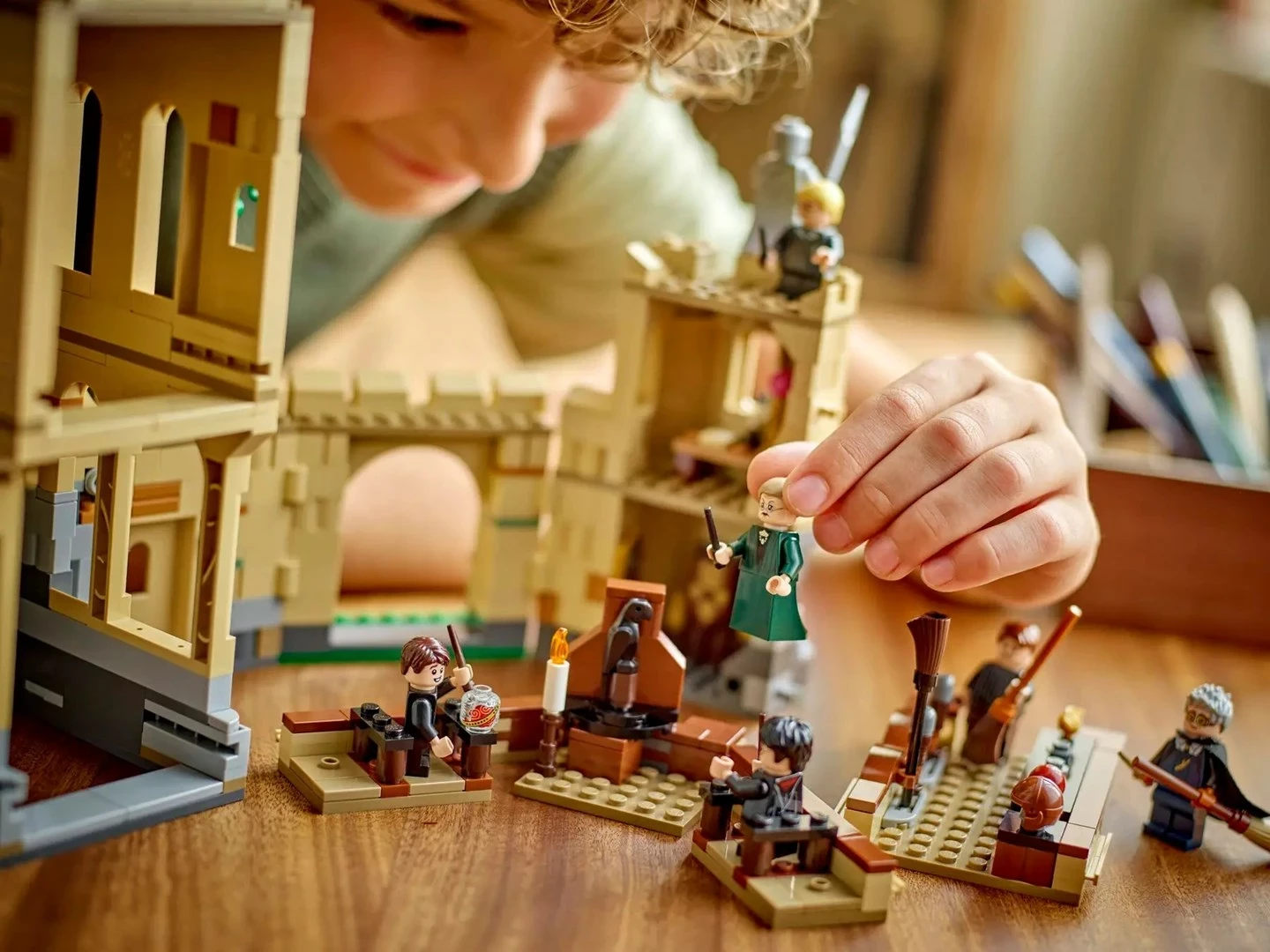 Set LEGO Harry Potter 76447 Hogwarts Castle: Flying Lessons, 651 pjesë, 6 minifigura