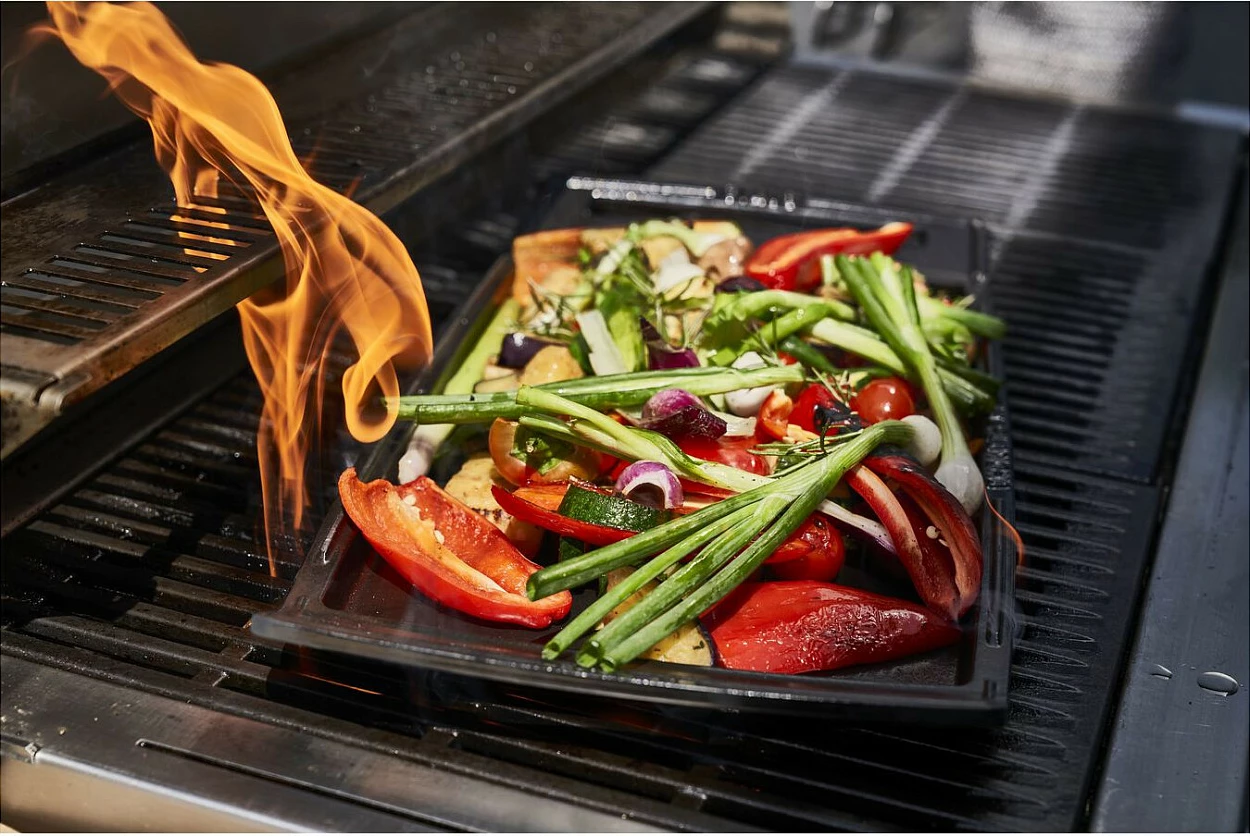 Tavë plancha gize Staub 38 cm, për induksion, e zezë
