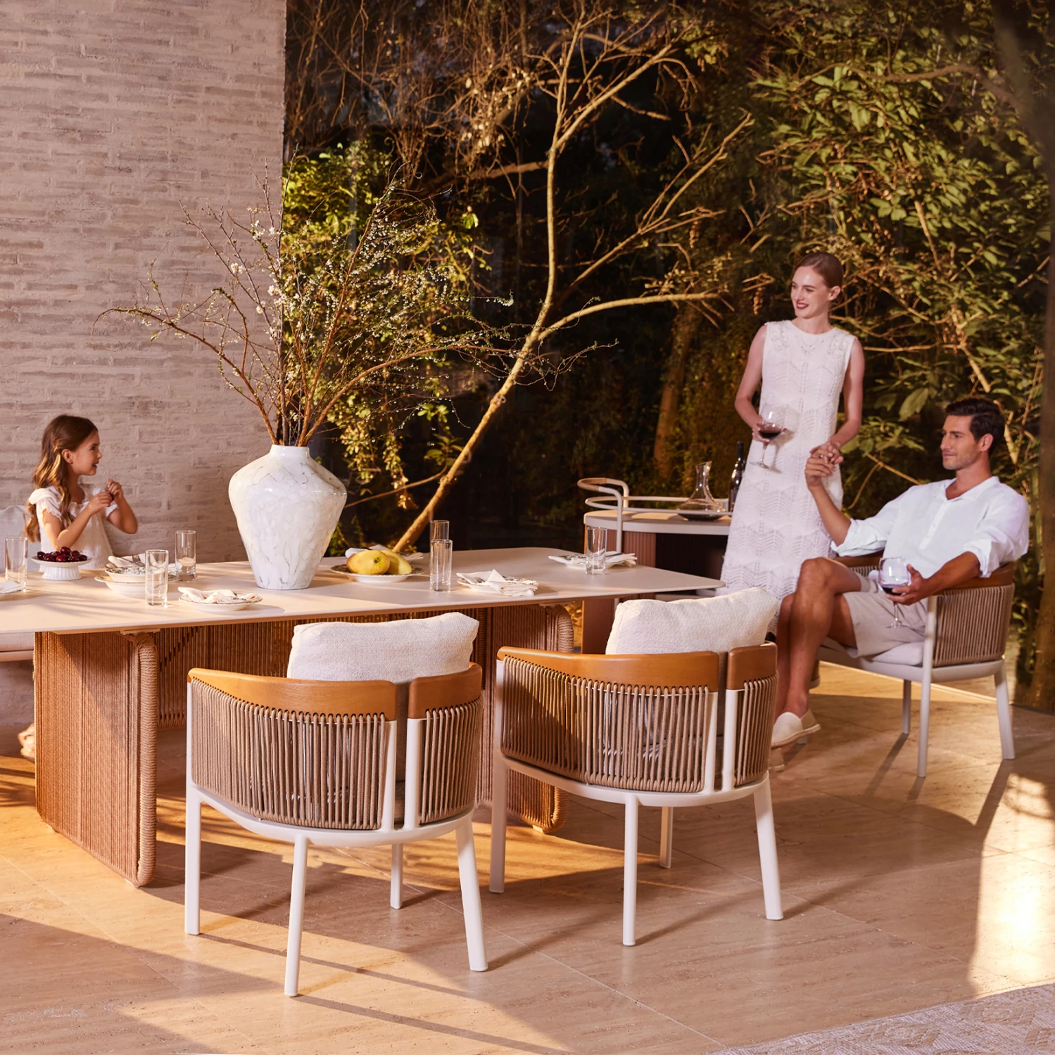 Karrige ngrënieje Ethereal, krahë, bezhë, krem, dru natyral