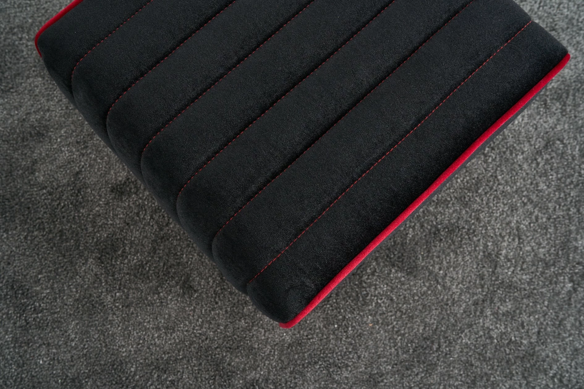 Puf Mona, Atelier del Sofa, anthracite me rozë