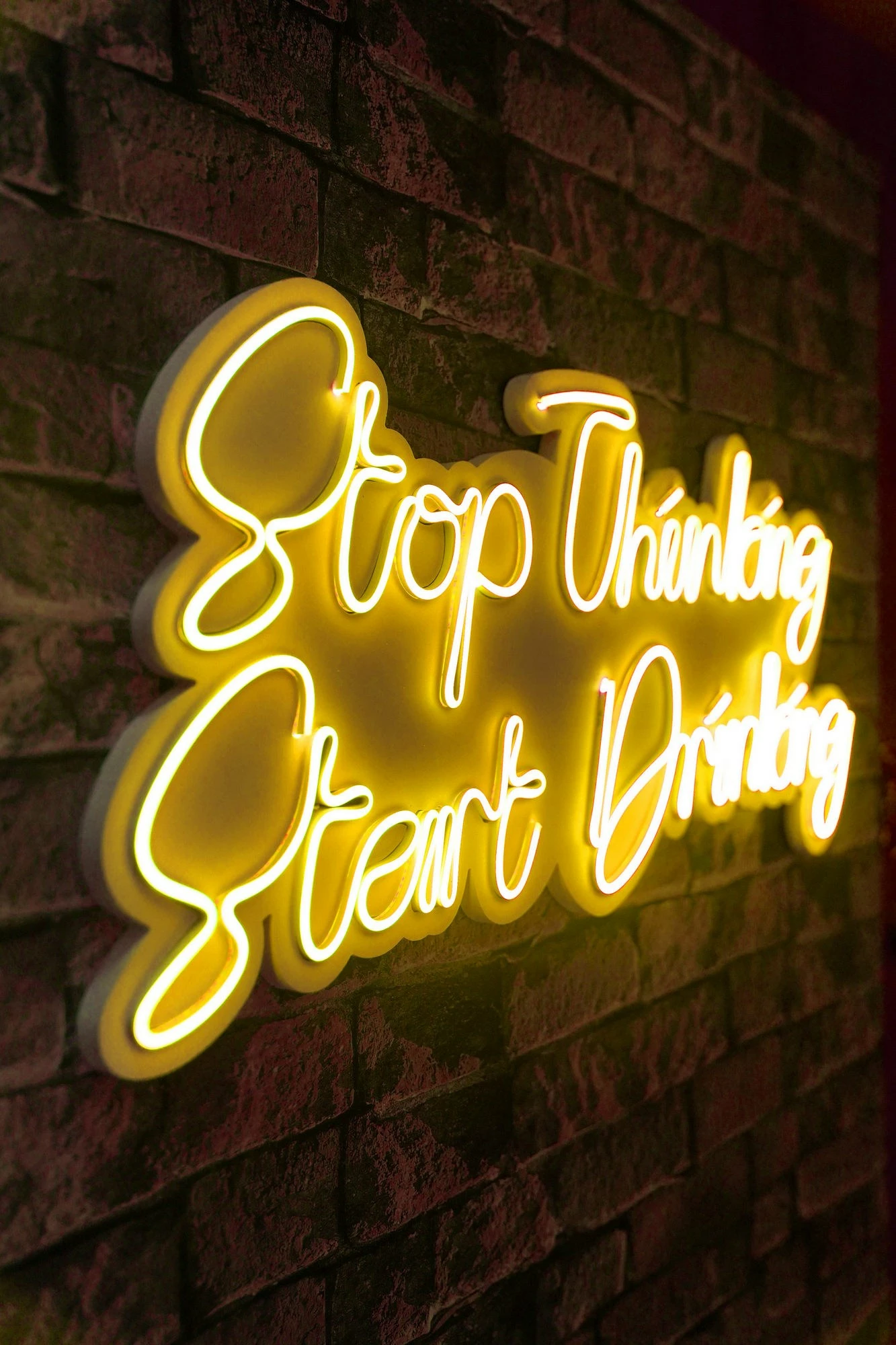 Dritë dekorative LED në mur, 'Stop Thinking Start Drinking', ngjyrë e verdhë