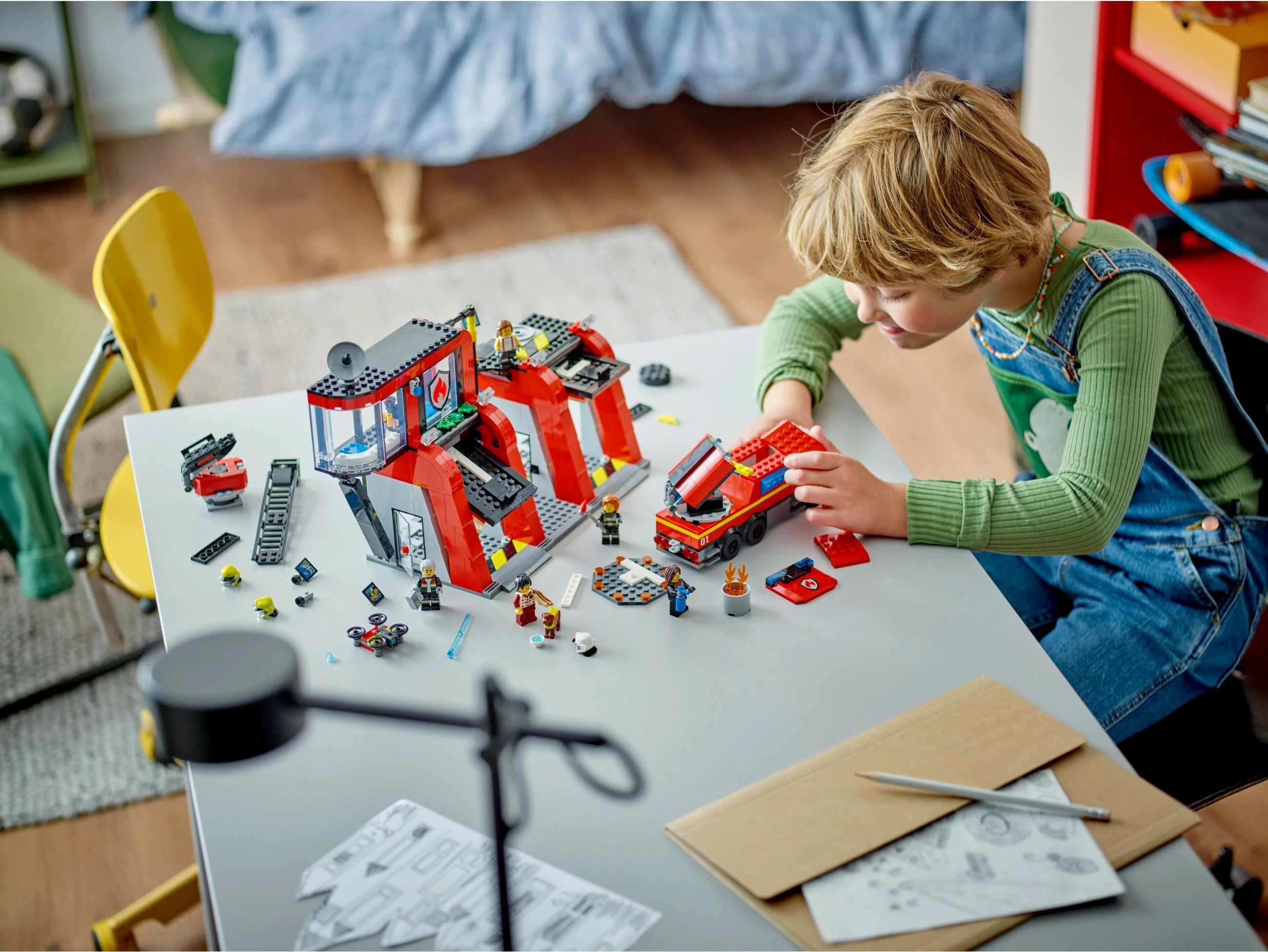 Set ndërtimi LEGO City 60414, stacion zjarri me kamion, 843 pjesë, shumëngjyrësh