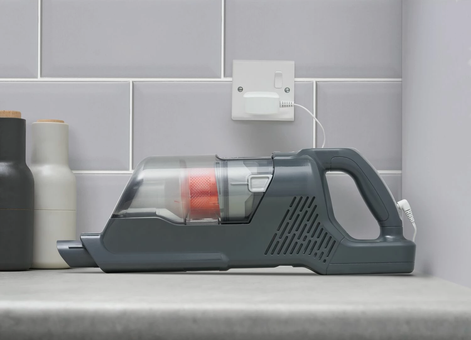 Fshesë me korrent 2-në-1 Black&Decker BHFEA520J, 18V, bateri e integruar 2Ah, 500ml, e zezë