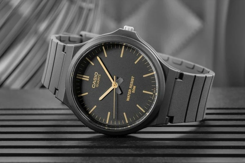 Orë dore për meshkuj Casio MW-240-1E2VEF, e zezë, me kuti