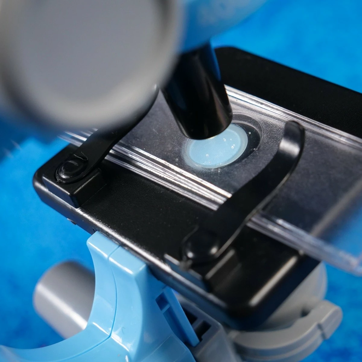 Mikroskop Lisciani I’m a Genius, set edukativ, plastikë, zmadhim deri 1200x, për fëmijë