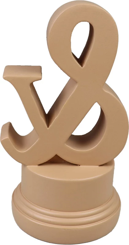 Dekor '&' prej polirezine, ngjyrë terrakote, 8x8x14cm