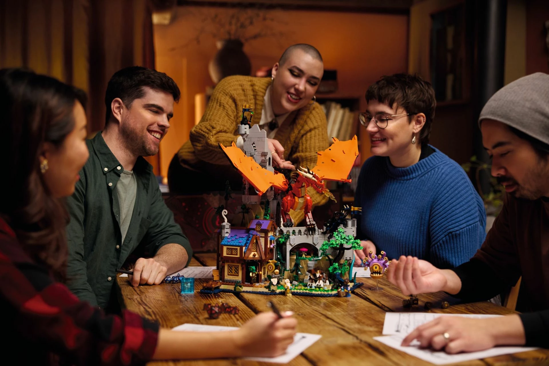Set LEGO Ideas Dungeons & Dragons Red Dragon’s Tale 21348, 3745 copë, 5 minifigura, 18+