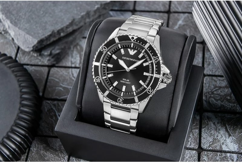 Orë dore meshkujsh Emporio Armani World Explorer AR11787, e zezë/argjendtë, set me kuti