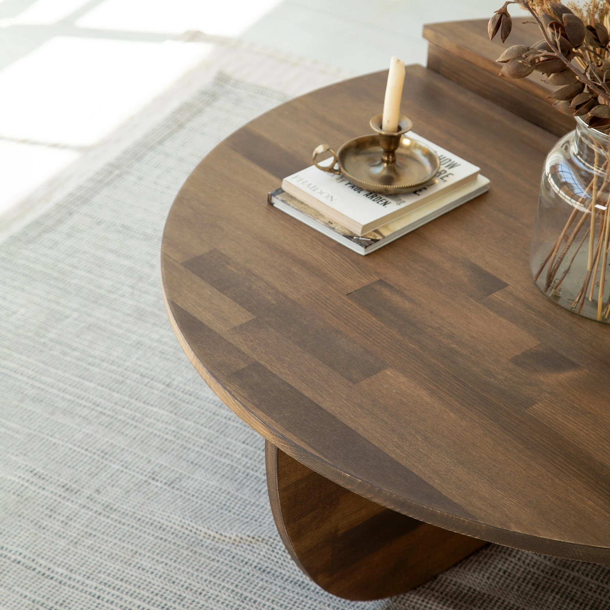 Set tavolinash kafeje Hanah Home, dru podium, ngjyrë arre