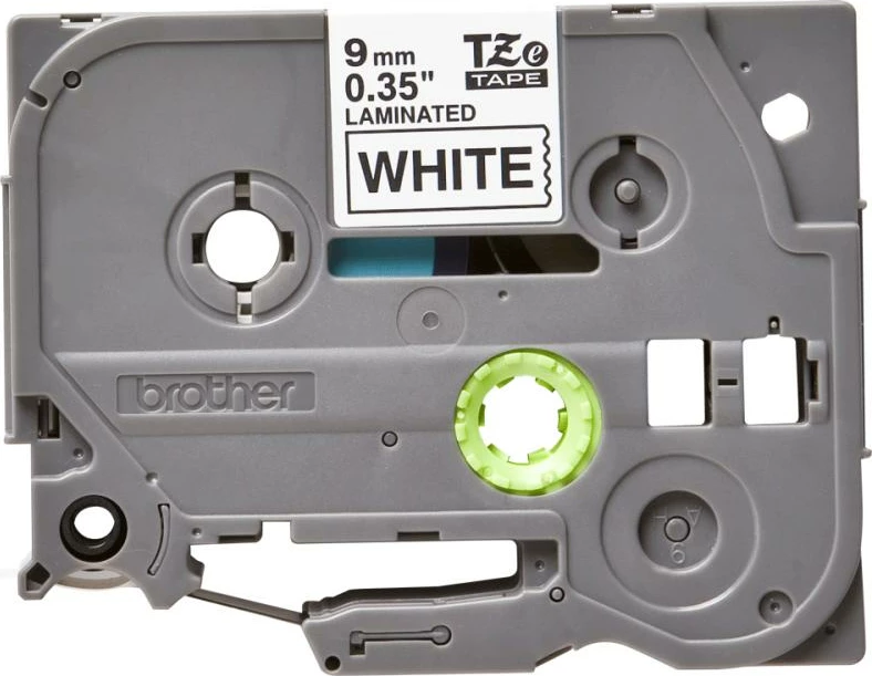 Kasetë shiriti etiketash Brother TZe-221 9 mm e laminuar vetëngjitëse P-touch, e bardhë me tekst të zi