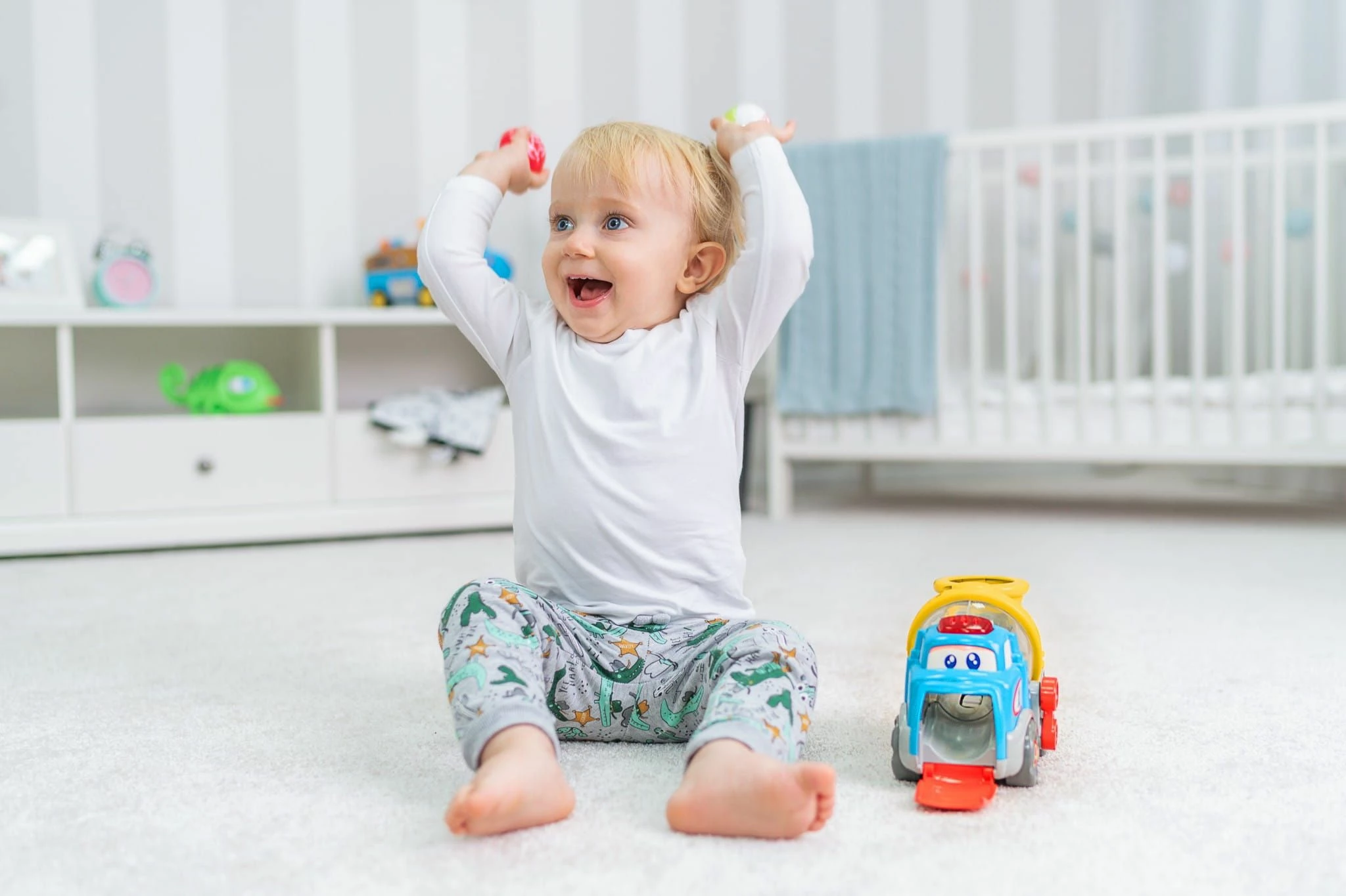 Lodër kamion mikser betoni Dumel Benio DD42977 me drita, tinguj dhe topa, shumëngjyrëshe