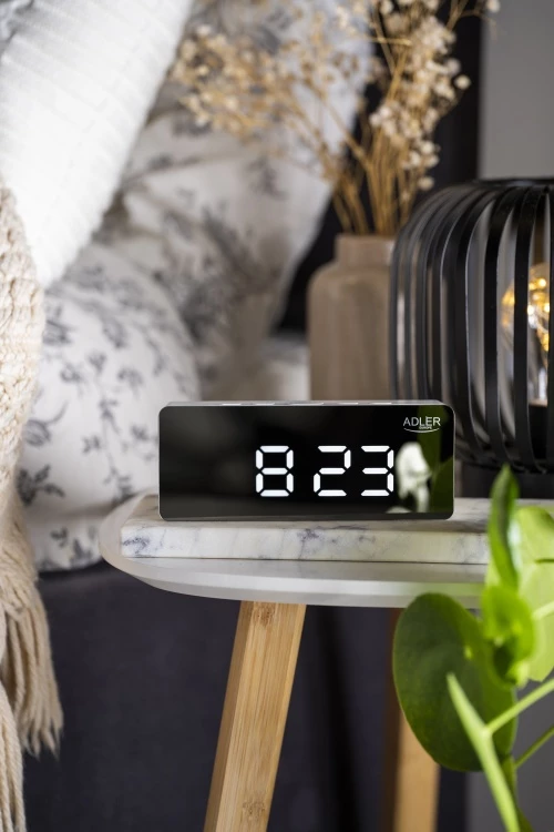 Orë me alarm, Adler AD 1189, ekran LED, shfaqje temperature dhe date, ndriçim i rregullueshëm, USB/3xAAA, e bardhë